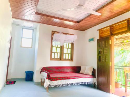 Vinu's Place One Bedroom Apartment — modern self-catering apartment near Hiriketiya Beach with air conditioning and kitchen
